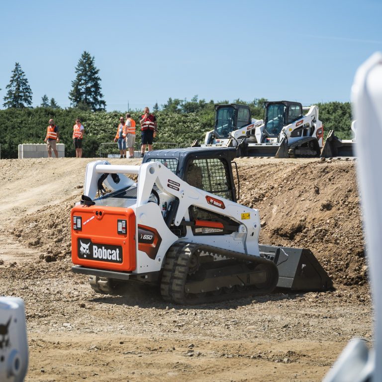 Il nuovo modello T650 mostra le sue doti di movimento terra e sollevamento verticale in spazi ristretti, senza necessità di AdBlue grazie al motore Stage V.