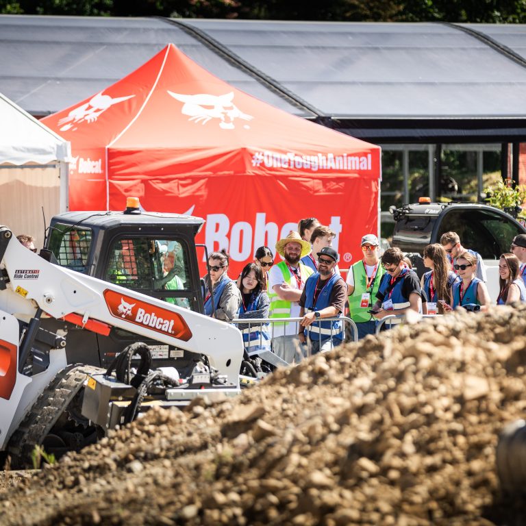 Prove sul campo ai Demo Days 2026: i partecipanti assistono alle dimostrazioni della nuova gamma di pale compatte Bobcat Serie R.