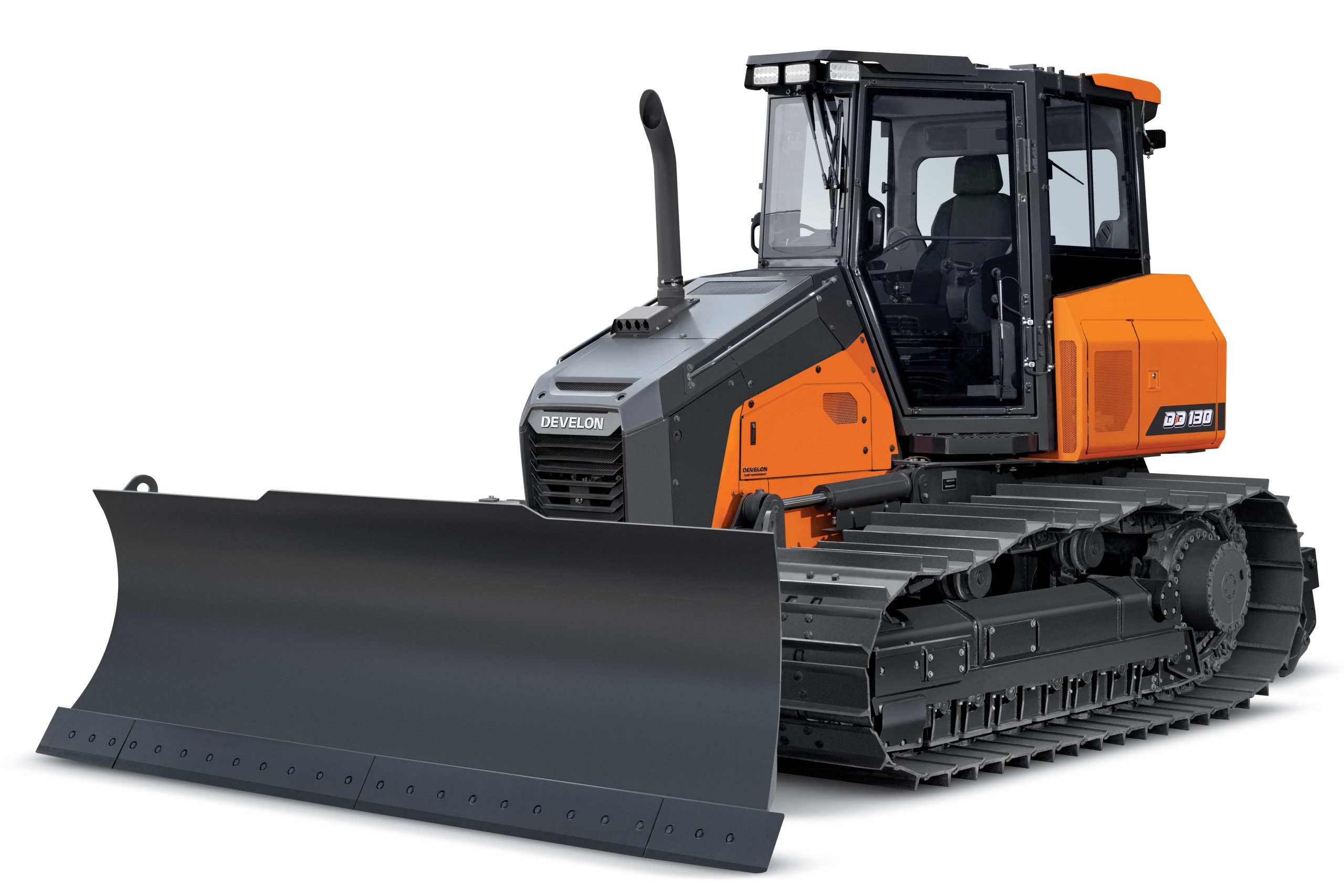 Il dozer compatto Develon DD130 nei colori aziendali arancione e nero, modello cingolato scelto dall'Esercito Polacco per operazioni di ingegneria militare.