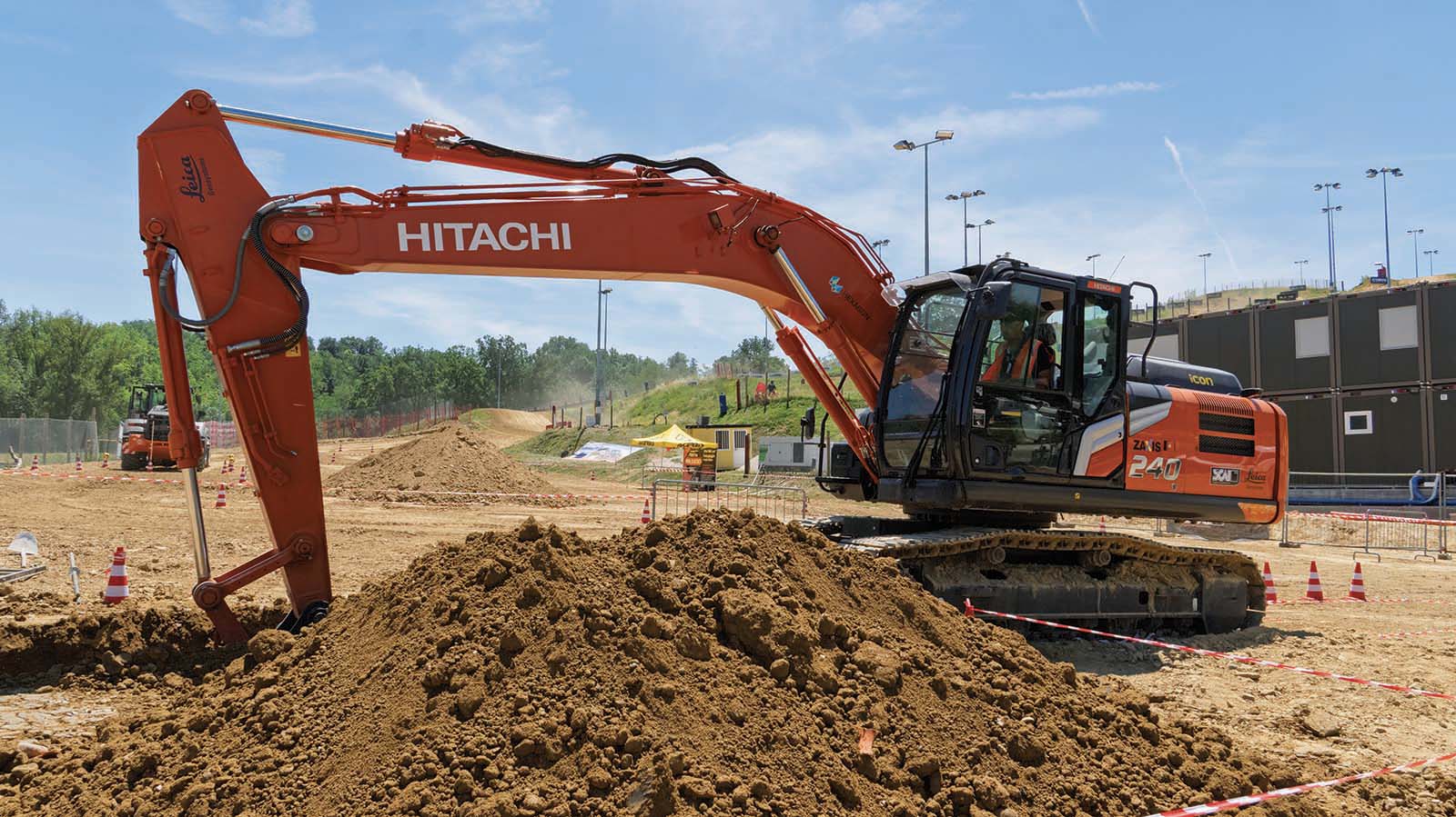 Un momento della prova dello “scavo perfetto” a Faenza: l’escavatore cingolato HITACHI ZX240-7 in azione durante il LANDCROS Operator Challenge Italia.