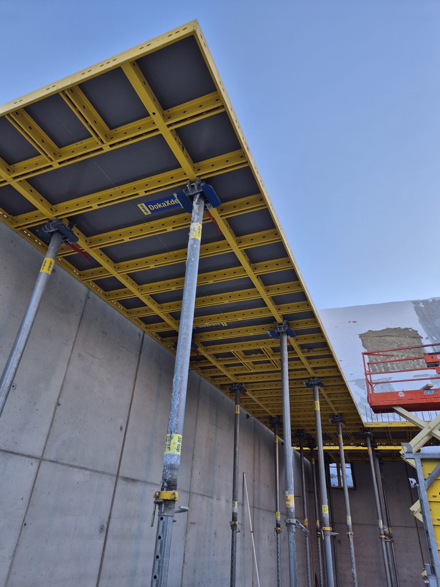 Il sistema a tavoli Doka Xdek permette di gestire in totale sicurezza le importanti altezze di interpiano (6,50 m) del nuovo magazzino Gasser Markus.