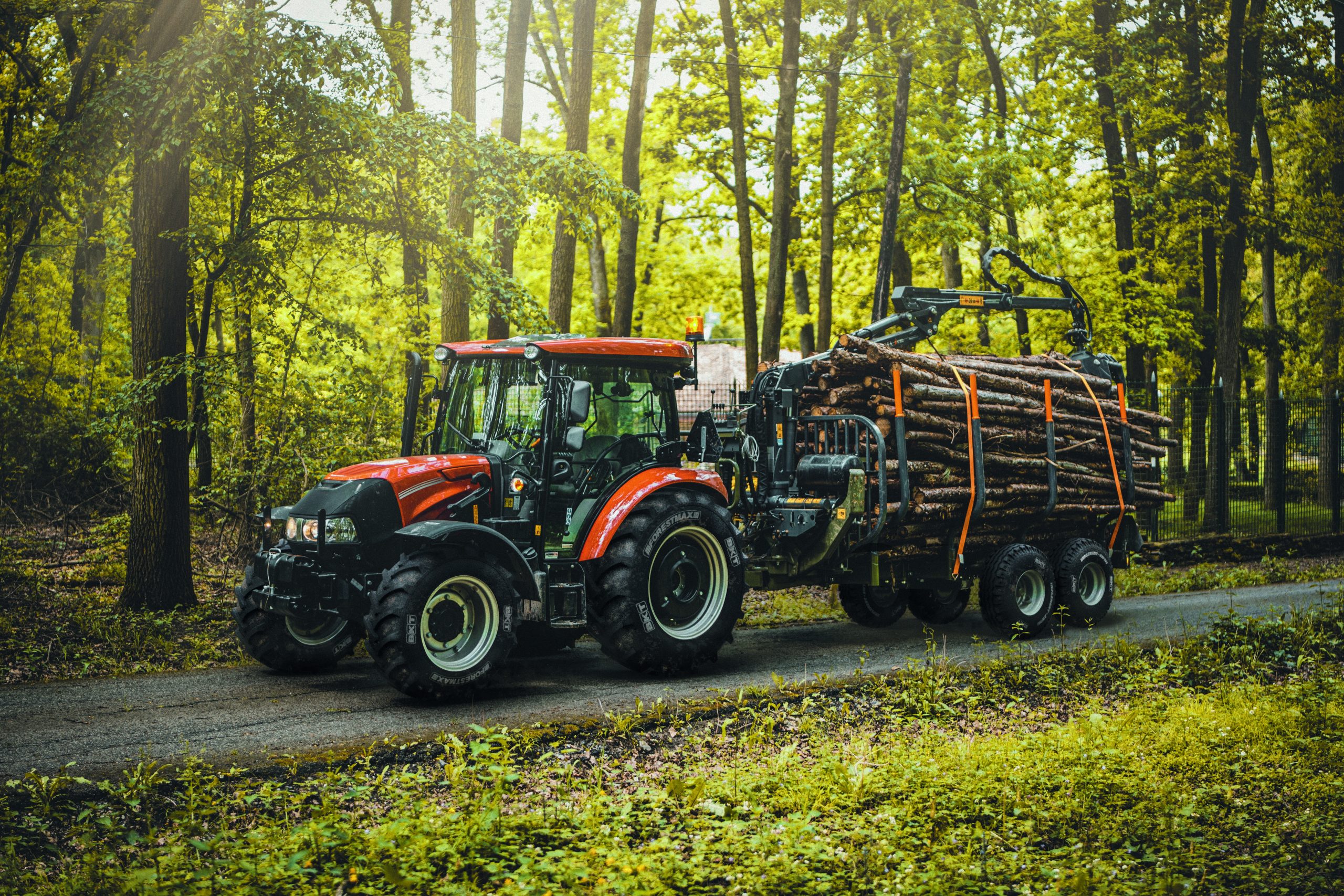 Un trattore equipaggiato con pneumatici FORESTMAX, ideati per le applicazioni forestali.