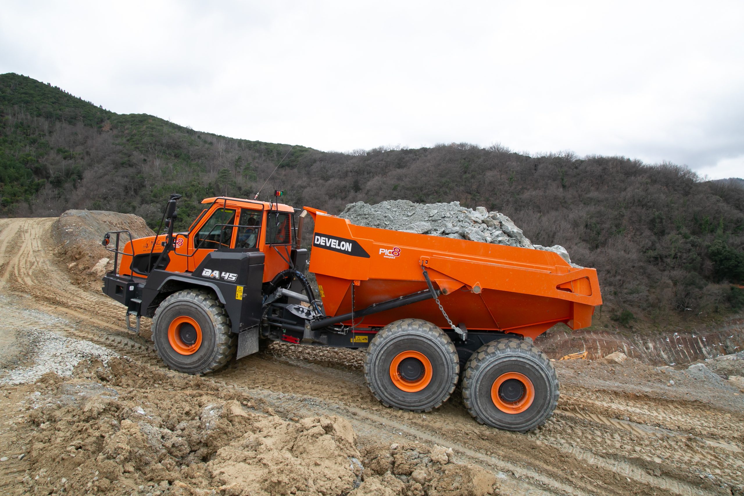 Grazie alla sua capacità di 41 tonnellate, il dumper DEVELON DA45-7 riduce il numero di viaggi e ottimizza i consumi nel cantiere del Boscaccio.