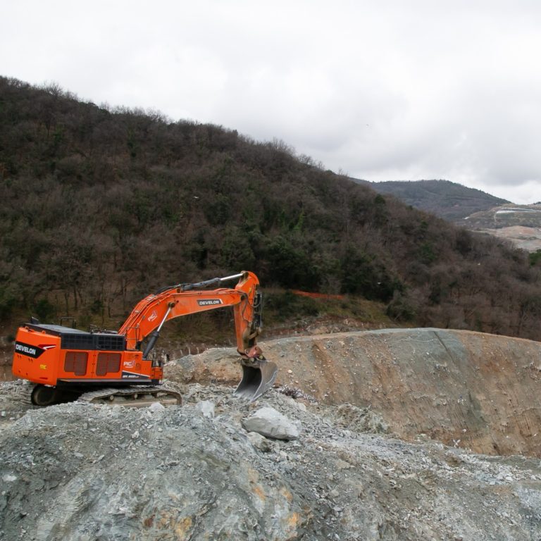 Il colosso DEVELON DX800LC-7 in azione: grazie alla sua forza di strappo ha permesso di muovere 42.000 metri cubi di roccia nel solo mese di luglio 2025.