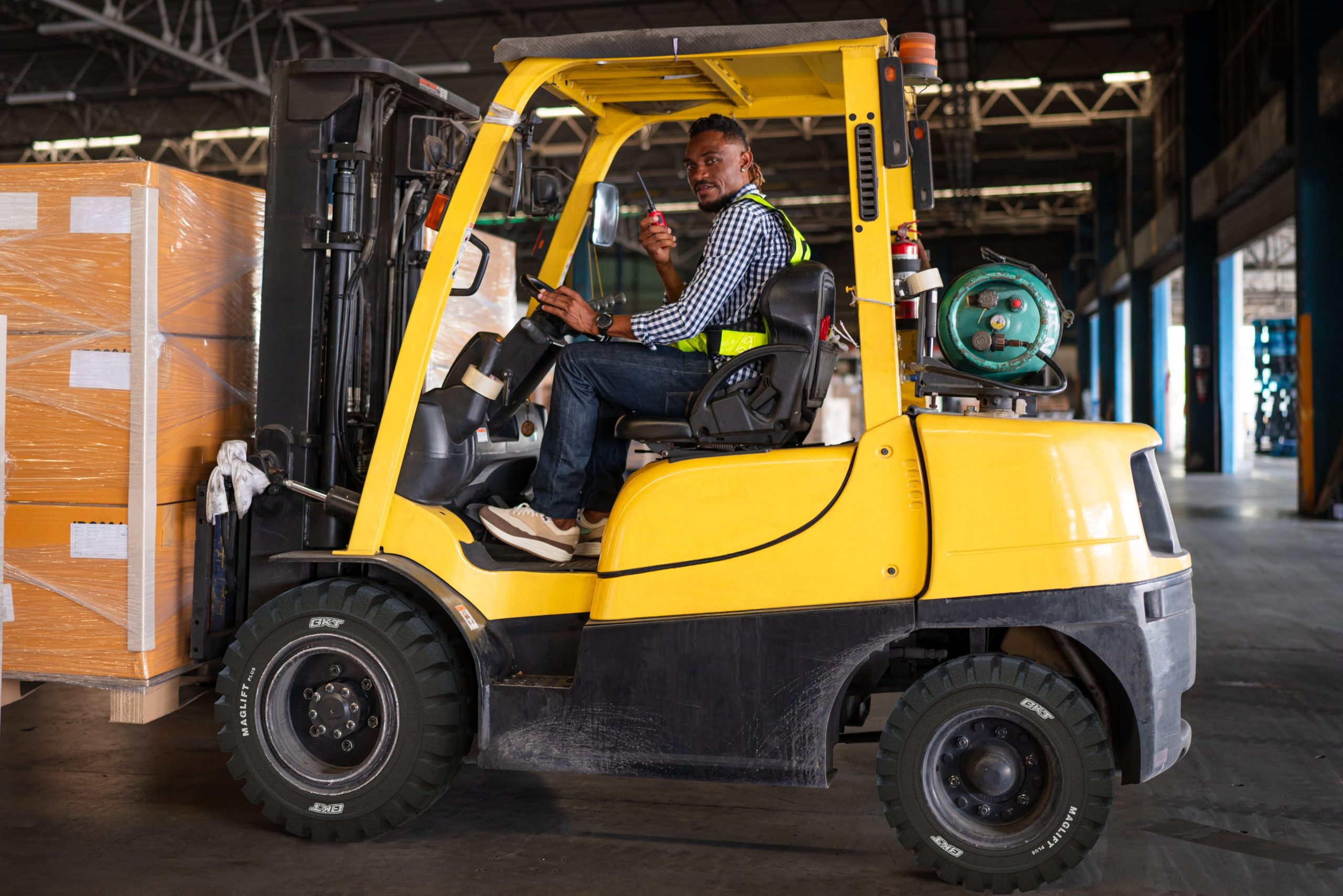 Un carrello elevatore in ambiente logistico equipaggiato con pneumatici solidi BKT MAGLIFT PLUS una delle tre novità di punta.