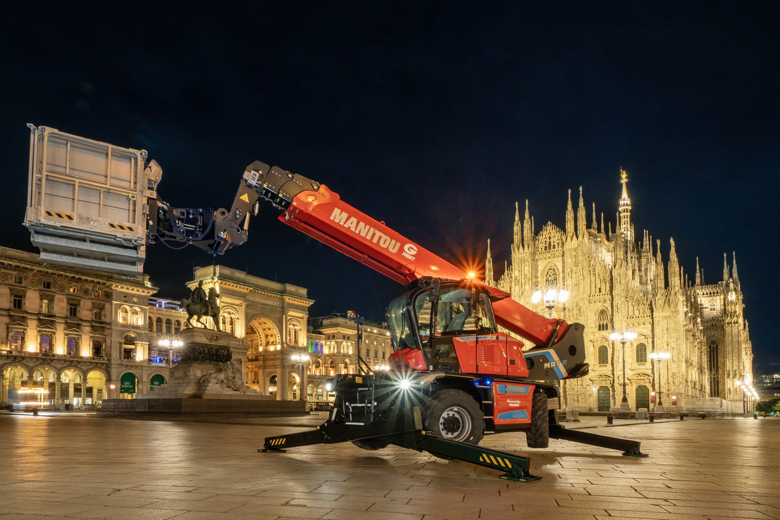 Il sollevatore rotativo elettrico Manitou MRT 2660 e di General Car in Piazza del Duomo: 26 metri di altezza a zero emissioni nel cuore di Milano.