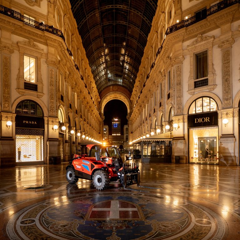 Il sollevatore compatto 100% elettrico Manitou MT 625 e di General Car in Galleria Vittorio Emanuele a Milano: prestazioni all-terrain a zero emissioni e rumori nel cuore della città.