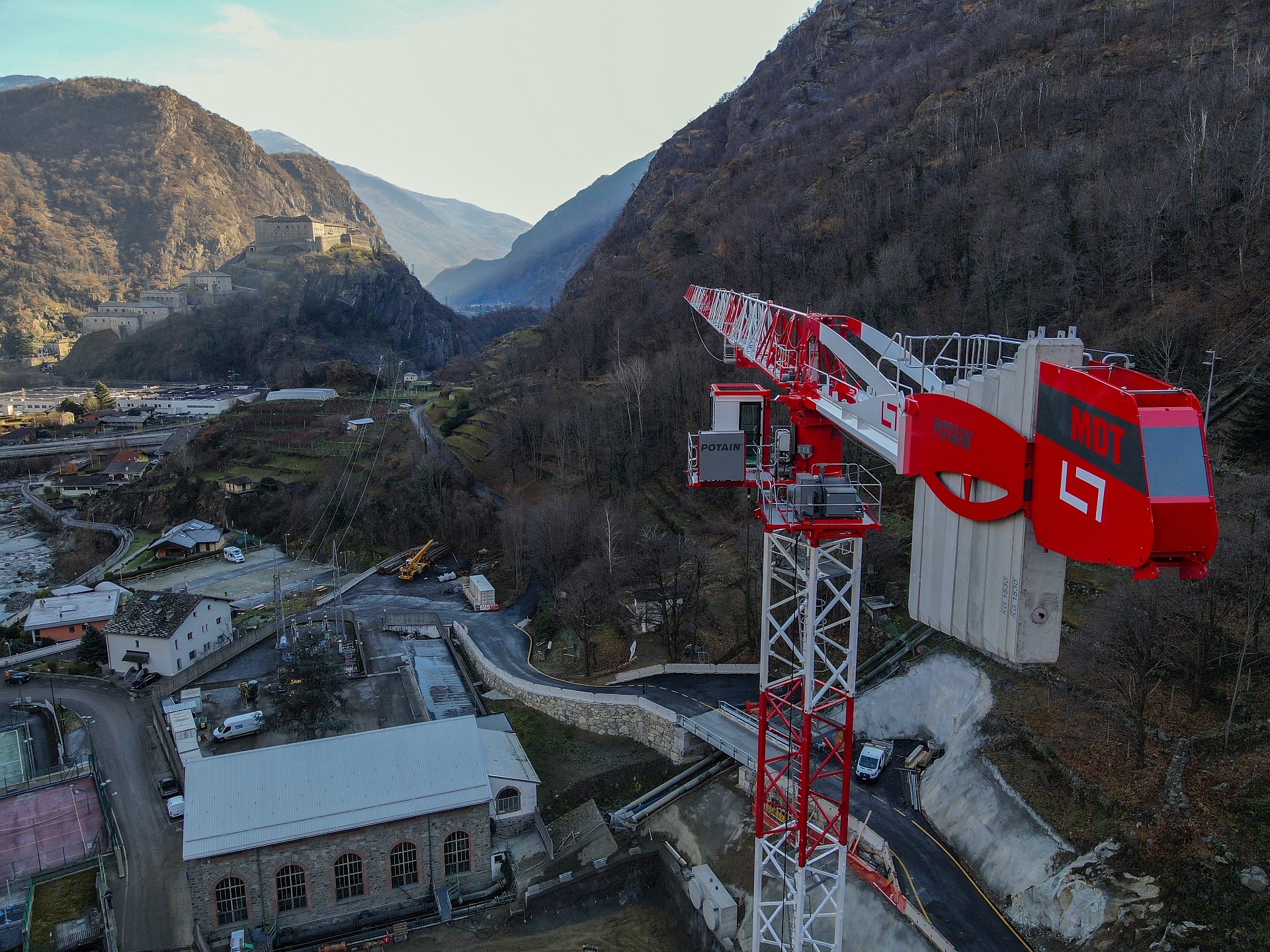 La Potain MDT 269 riduce le fasi di movimentazione della nuova condotta forzata per la storica centrale idroelettrica.