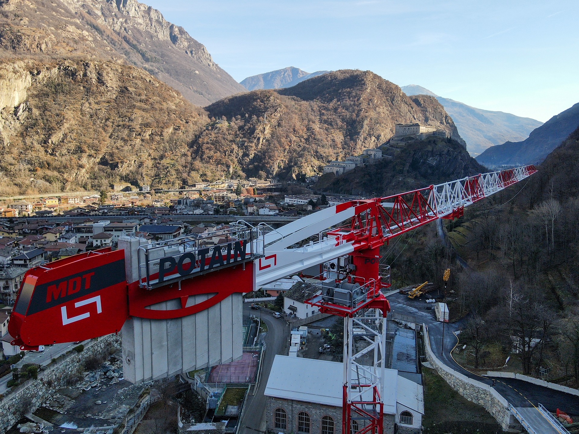 La configurazione della Potain MDT 269 garantisce un sollevamento di 3,1 tonnellate in punta e un controllo avanzato del carico direttamente da remoto.