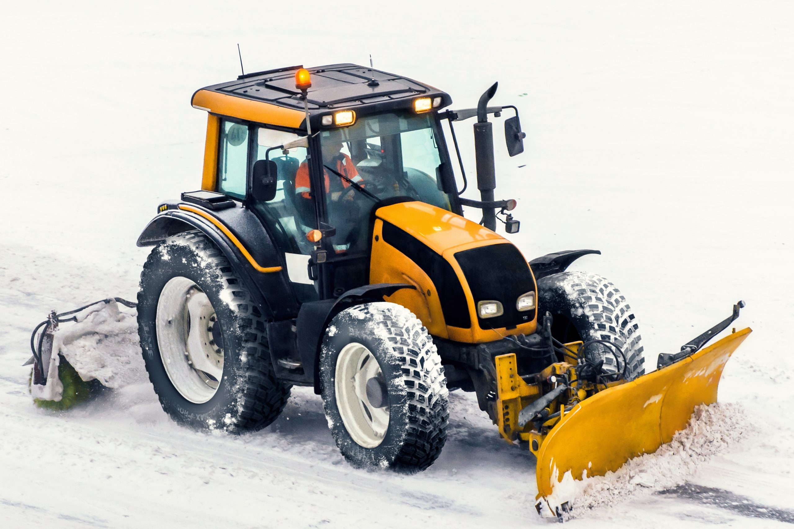Un trattore in servizio di sgombero neve equipaggiato con pneumatici BKT RIDEMAX FROST, ideati con mescola specifica per mantenere massima aderenza e sicurezza su fondi ghiacciati e innevati.