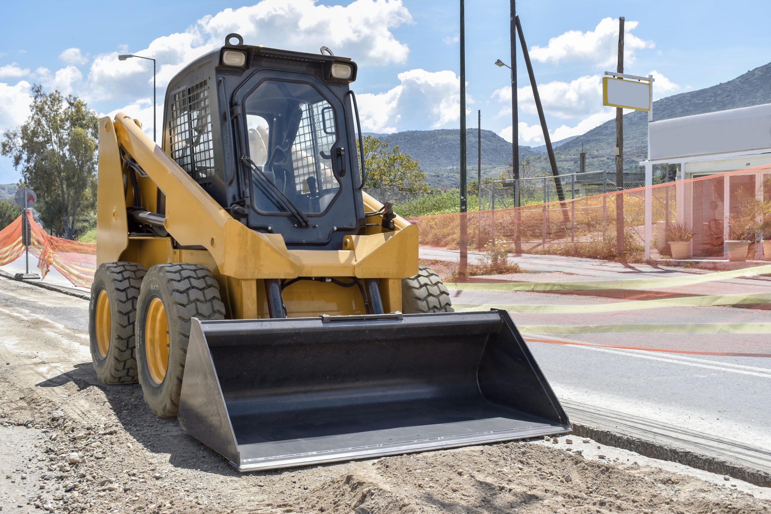 Mini pala gommata equipaggiato con pneumatici SKID MAX SR 720.