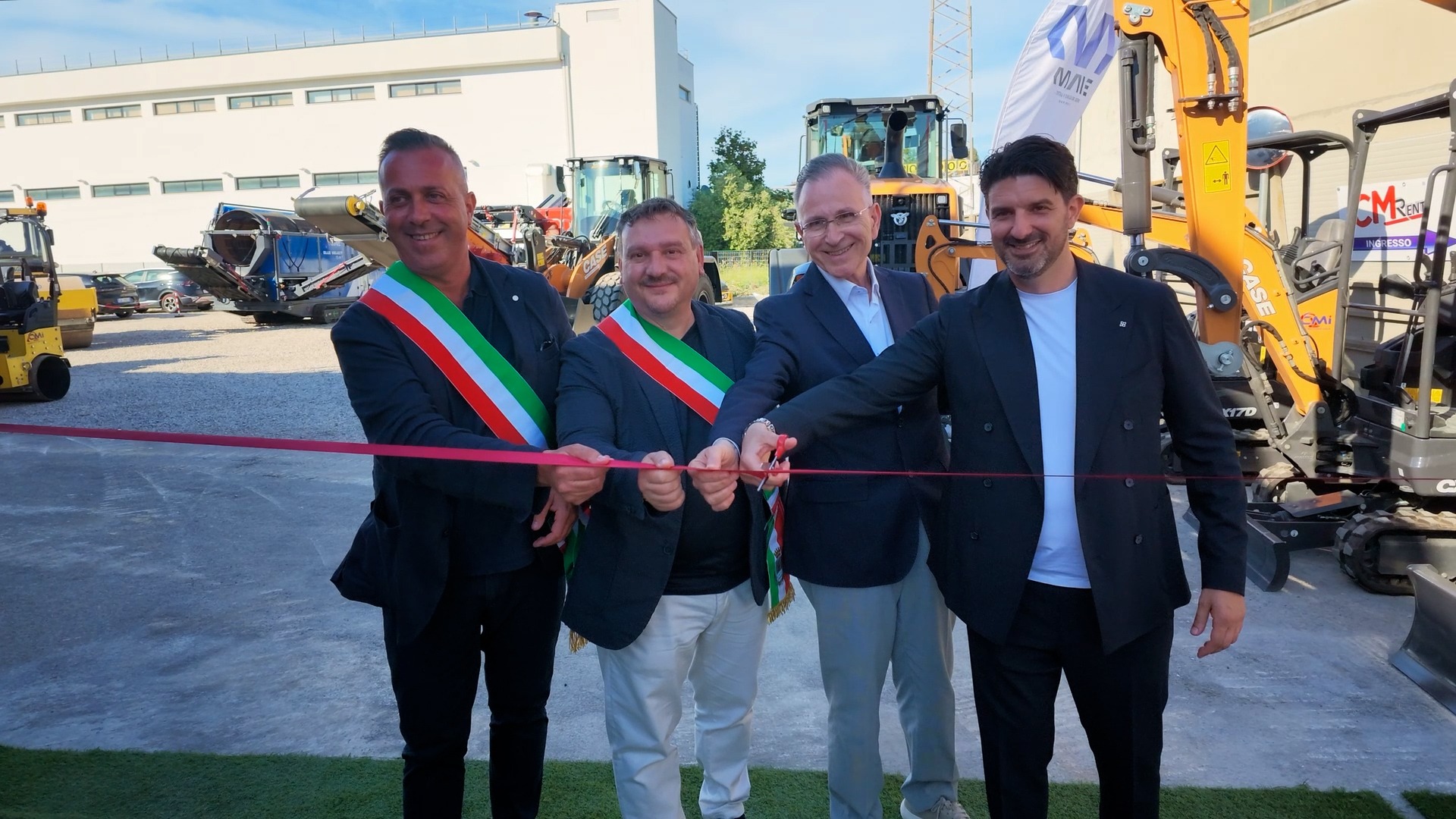 Un momento del taglio del nastro durante l'inaugurazione della nuova sede operativa di MAIE a Silvi Marina.