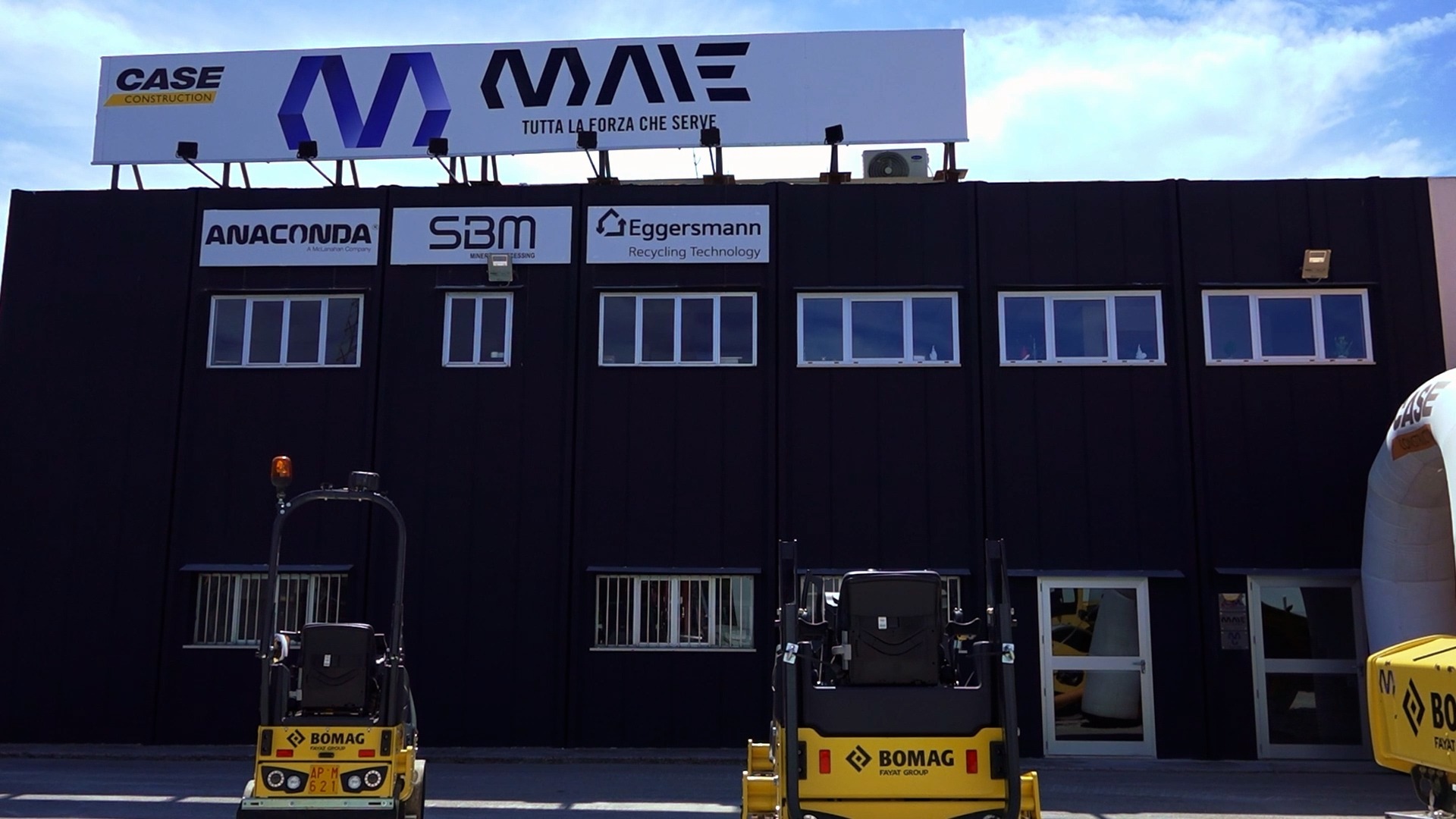 La nuova sede operativa di MAIE a Silvi Marina: un'infrastruttura di circa 5mila metri quadrati che integra la gamma movimento terra e stradale alle soluzioni avanzate per il recycling.