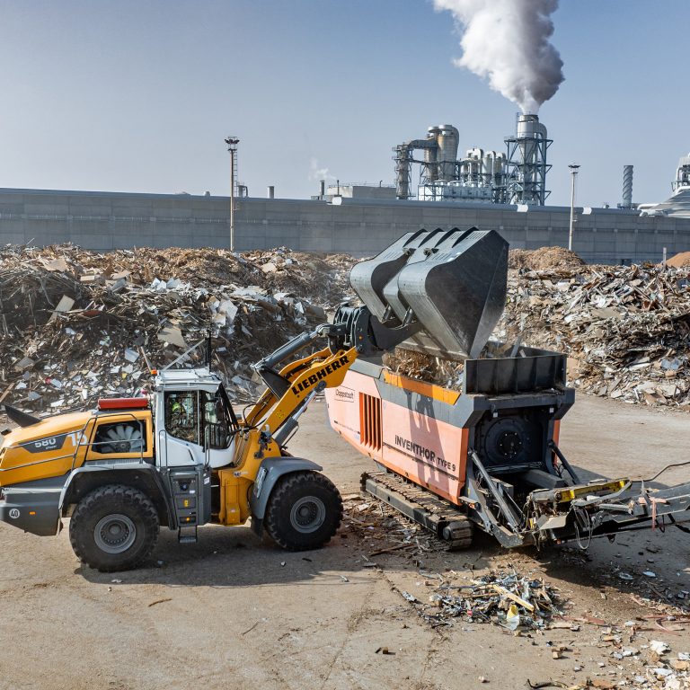 Le pale gommate LIEBHERR  XPower convogliano il materiale riciclato in un impianto di frantumazione per la triturazione.