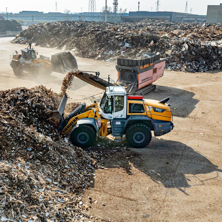 Nella sede di Osoppo, due pale gommate  LIEBHERR L 580 XPower movimentano gli scarti di legno riciclato.