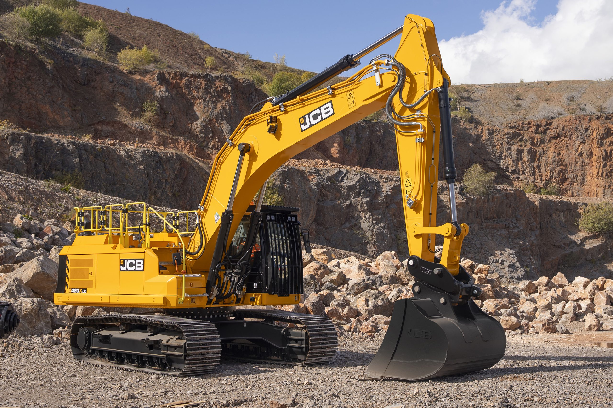La spaziosa cabina CommandPlus dell'escavatore JCB 420X garantisce massima sicurezza e comfort all'operatore grazie all'innovativa interfaccia touch JCB UX da 10 pollici e alla visibilità a 360°.
