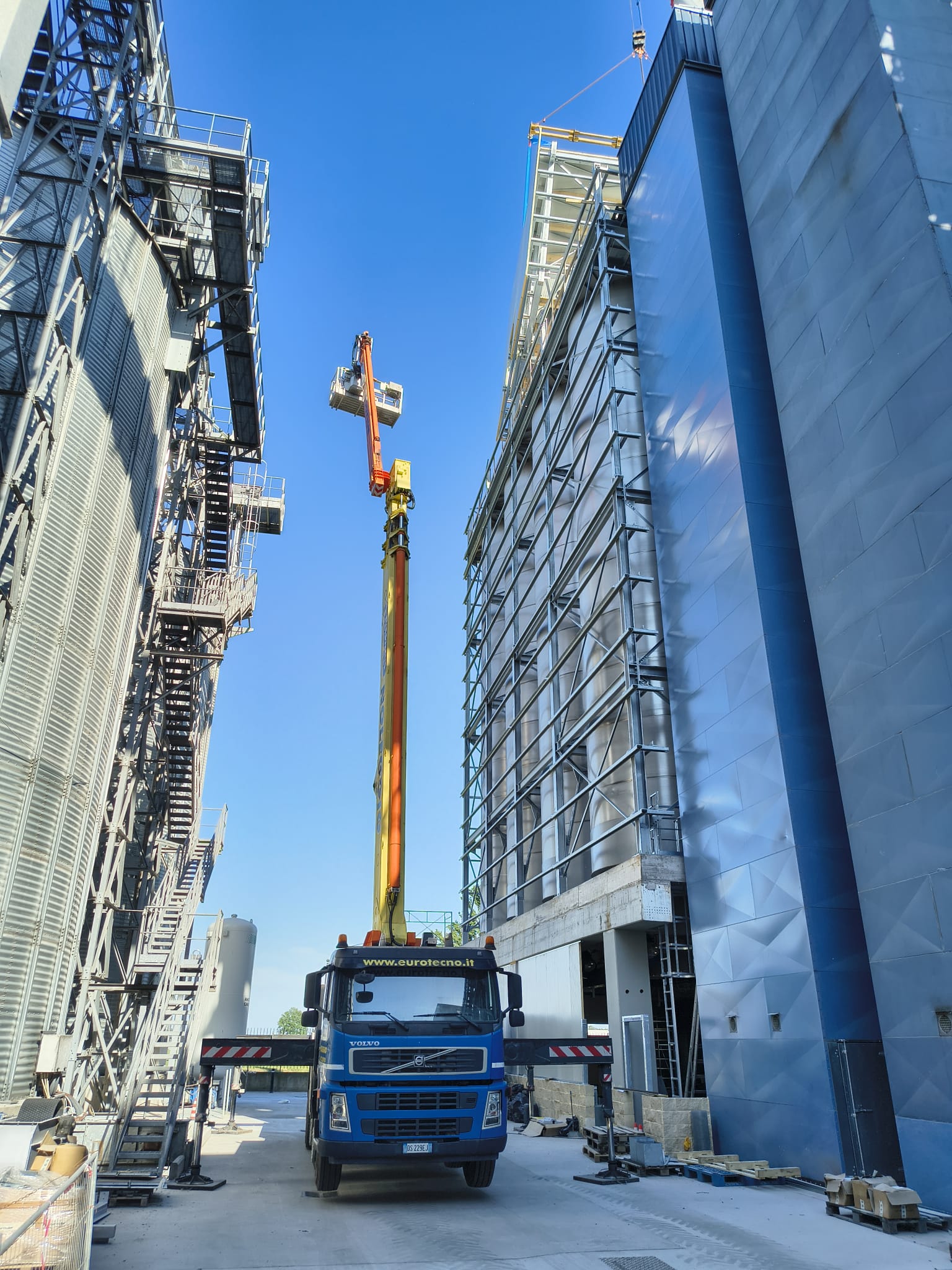 La piattaforma autocarrata Multitel Pagliero MJ 360 di EUROTECNO posizionata nei ridotti spazi di cantiere a Malagnino per le delicate operazioni a 30 metri d'altezza.