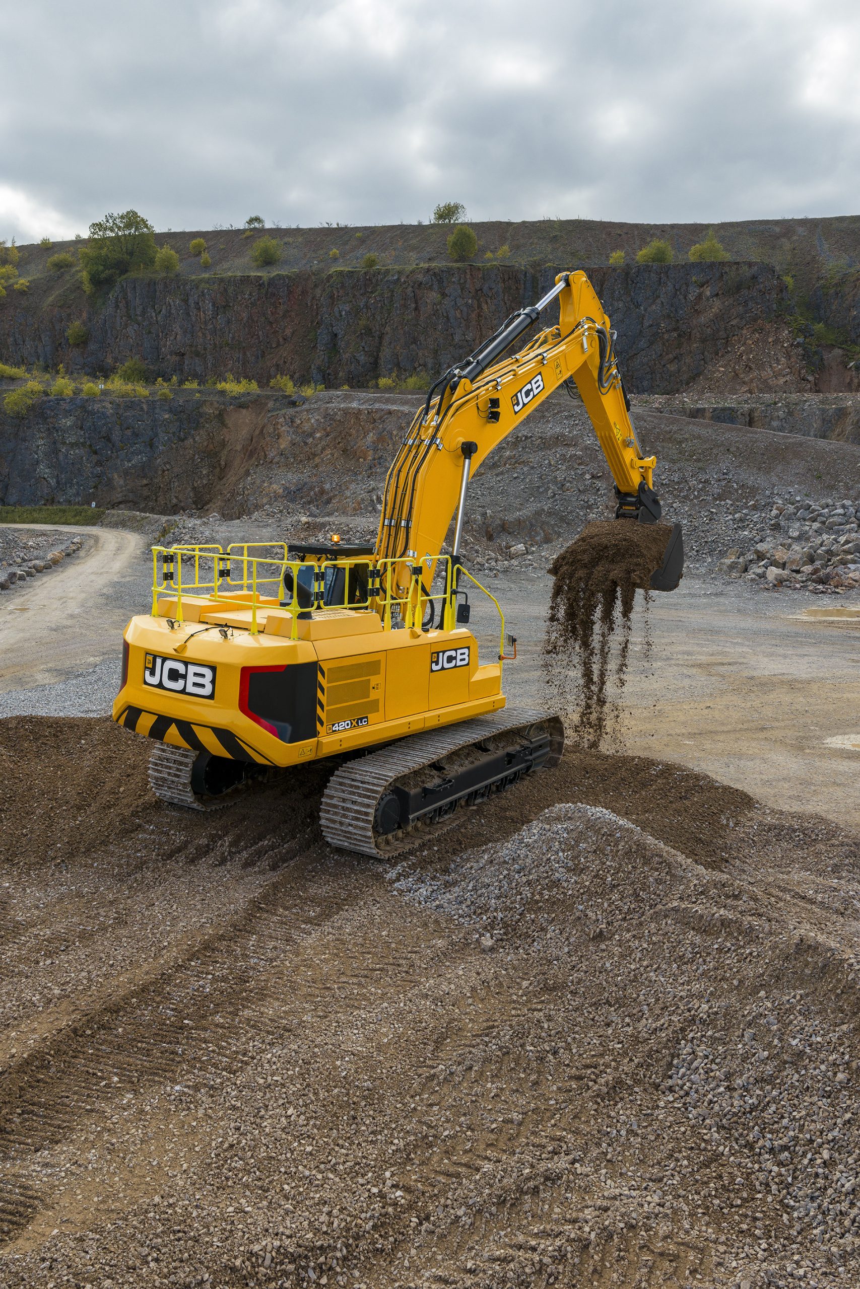 L'escavatore Heavy Duty JCB 420X da 40 tonnellate mostra la sua elevata produttività durante le operazioni di sbancamento e carico di inerti, grazie al motore Stage V da 240 kW e al braccio rinforzato.