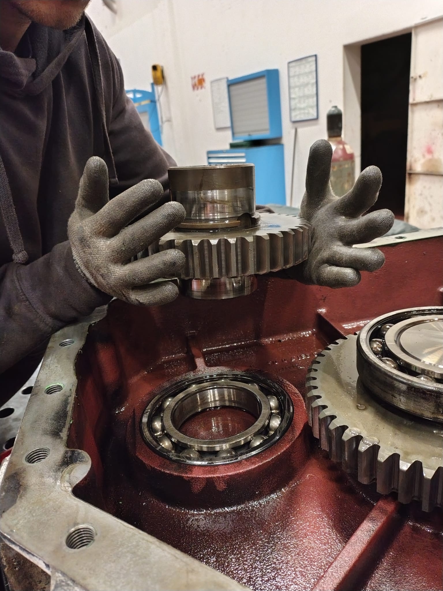 Lavori di precisione sui componenti meccanici interni della BAUER BG30 nell'officina specializzata di BAUER Macchine Italia.