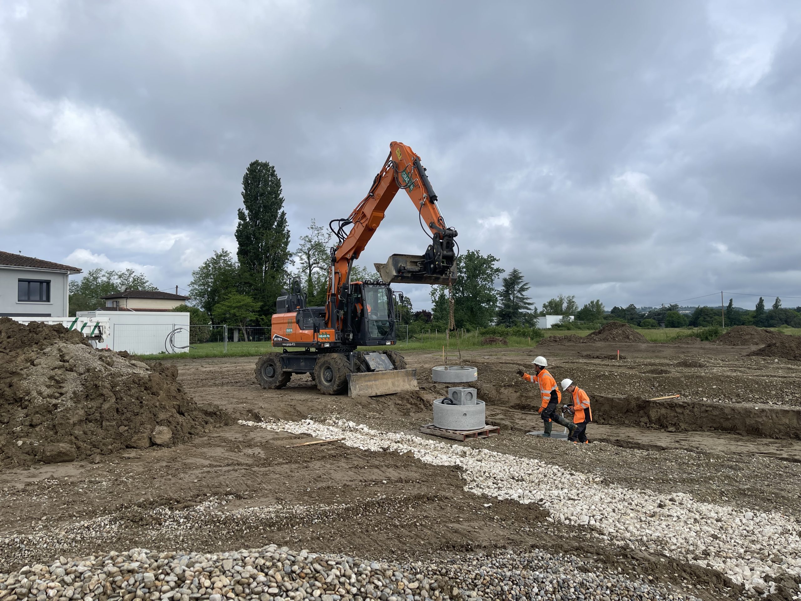 DEVELON DX140W-7 di Gelade & Fils al lavoro nei cantieri di urbanizzazione a Boé.