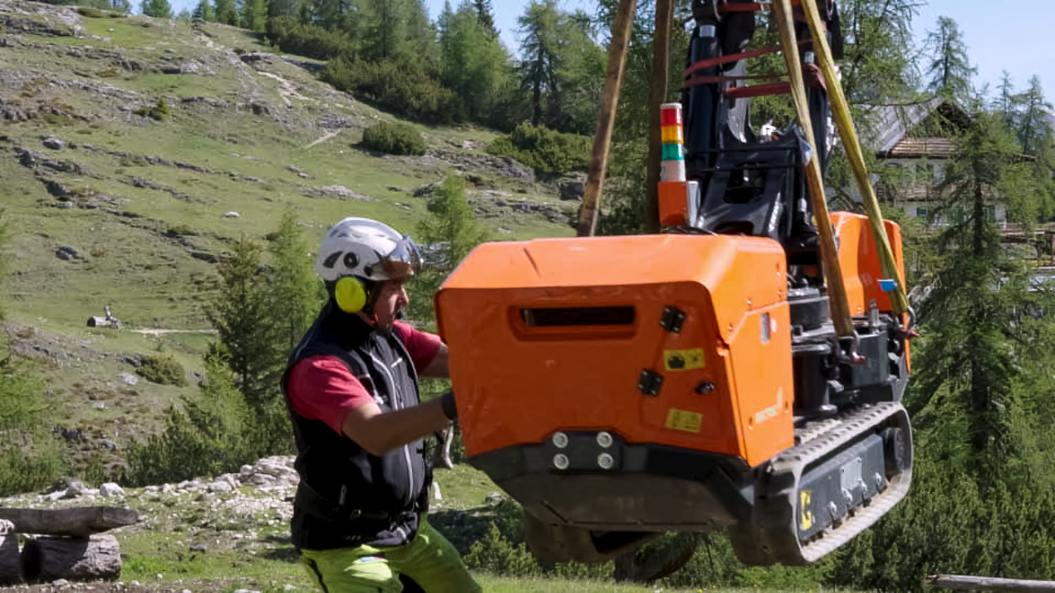 Uno dei moduli della minigru Jekko SPX328 durante le delicate fasi di movimentazione e rimontaggio in quota sulle Dolomiti, coordinate da NMG Italia.