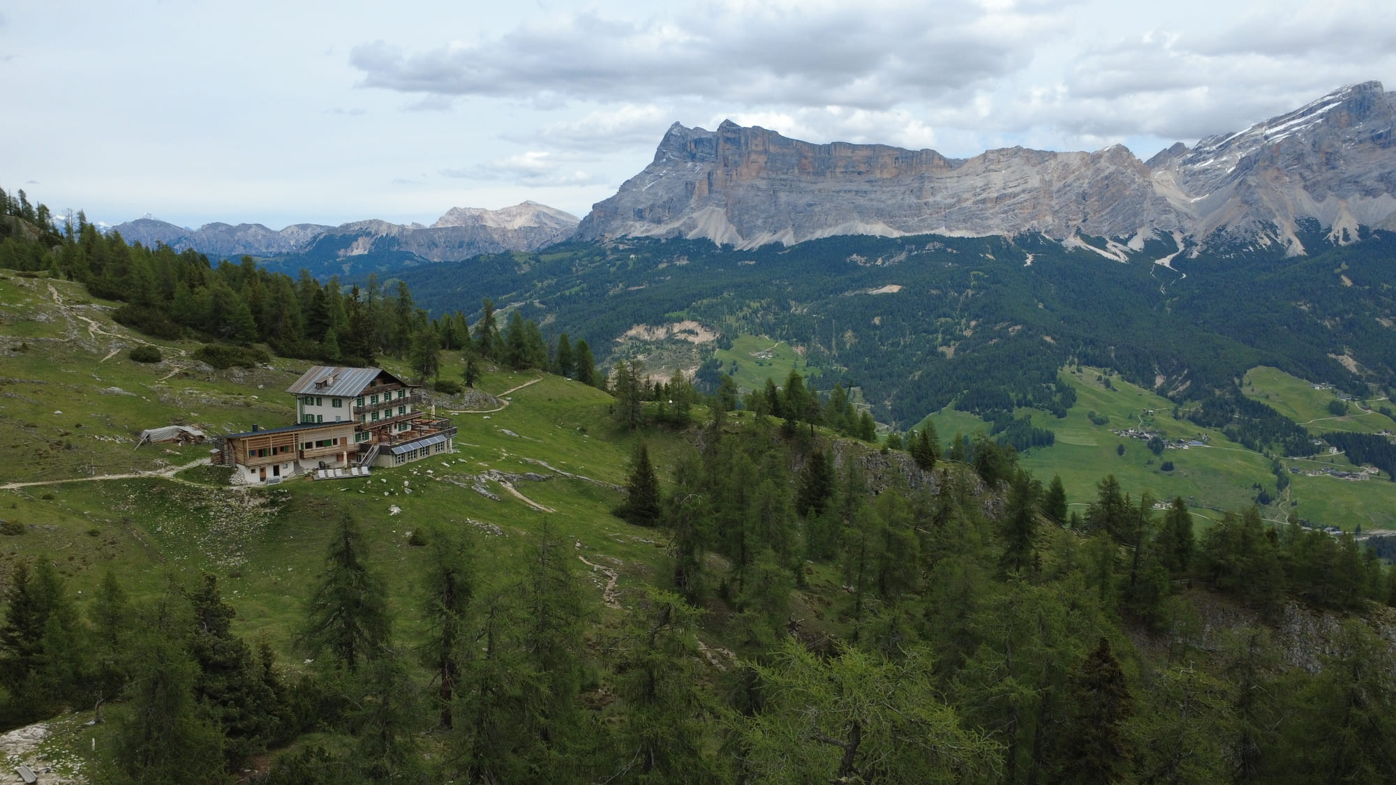 Il suggestivo panorama del Rifugio Gardenacia a 2050 metri di altitudine, nel cuore del Parco Naturale Puez-Odle, dove Jekko e NMG Italia hanno superato una complessa sfida logistica in quota.
