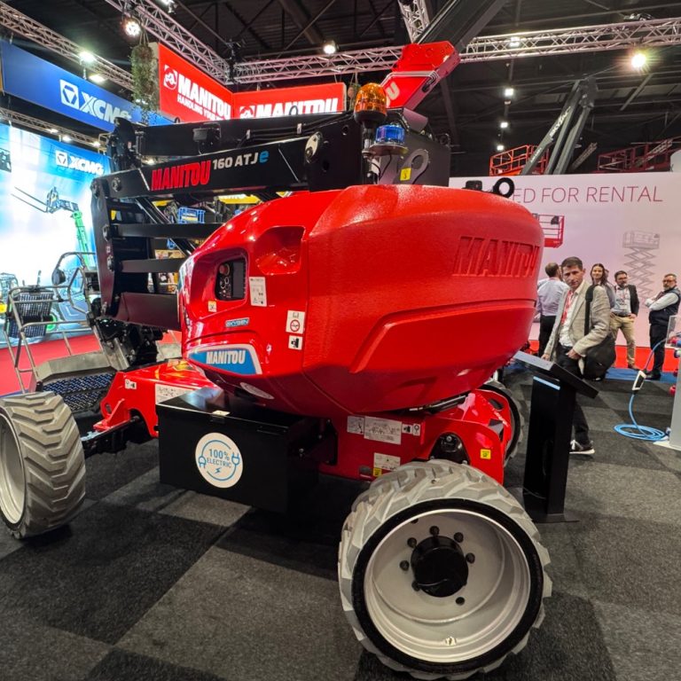 La piattaforma aerea articolata Manitou 160 ATJe della gamma 100% elettrica "Oxygen" esposta ad APEX, simbolo dell'accelerazione del gruppo verso la transizione energetica e la decarbonizzazione.