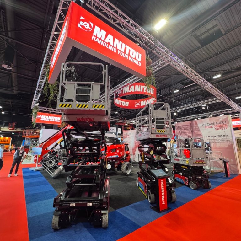 La nuova gamma Manitou di piattaforme aeree a forbice elettriche esposta allo stand del gruppo alla fiera APEX, pensata per ottimizzare la produttività sia in ambienti interni sia in esterni su terreni stabilizzati.