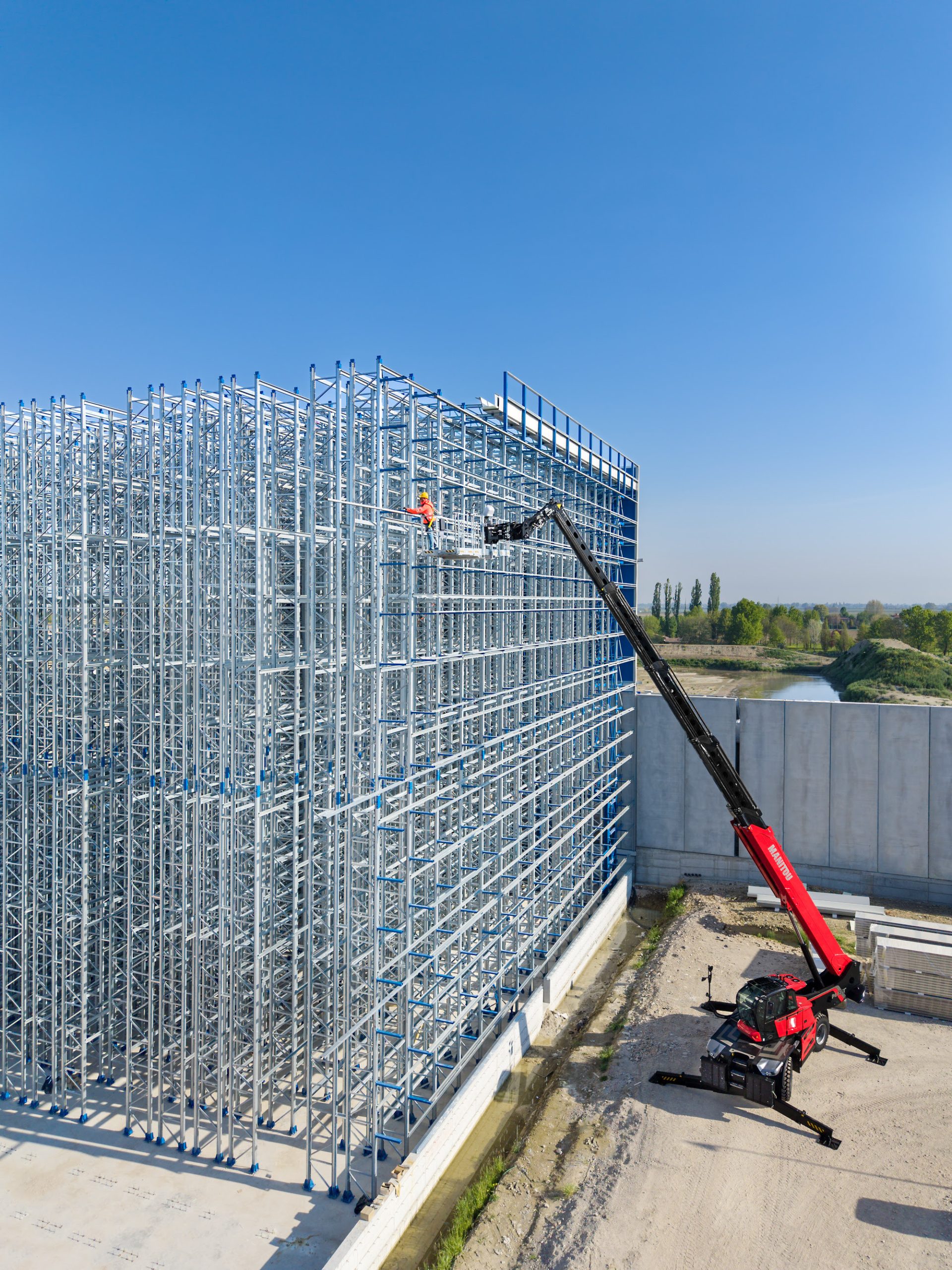 Il nuovo MANITOU MRT 4080 in azione ad alta quota: la soluzione 3-in-1 capace di raggiungere 40 metri di altezza e 8 tonnellate di portata.