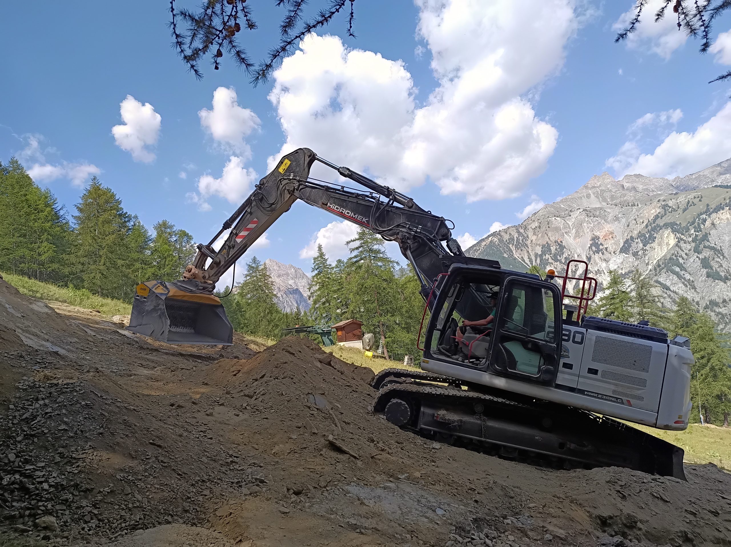 Milor Scavi utilizza la HDS323 anche per la sistemazione del terreno