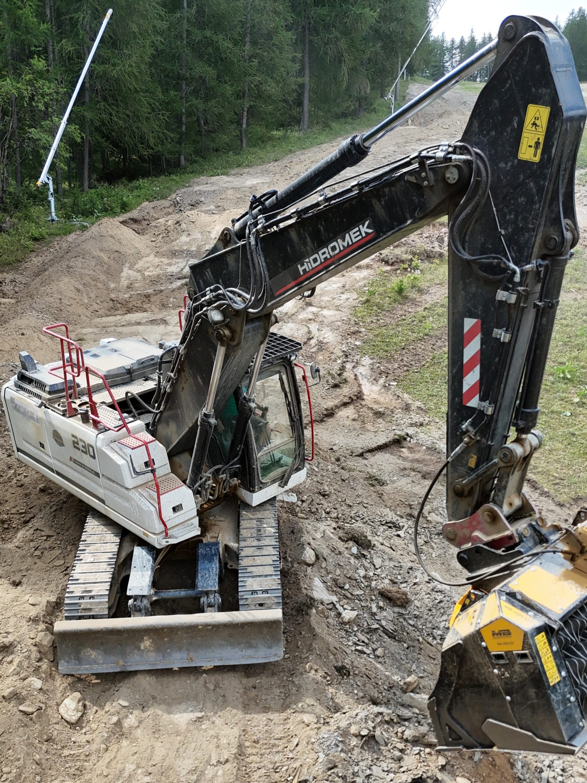 Milor Scavi impiega la MB Crusher HDS323 su un Hidromek HMK230NLC