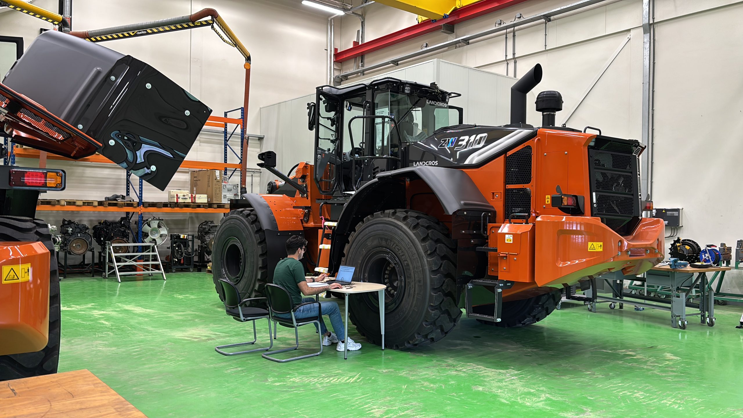 Simulazione di diagnosi e intervento tecnico su un mezzo HITACHI equipaggiato con motore Cummins.