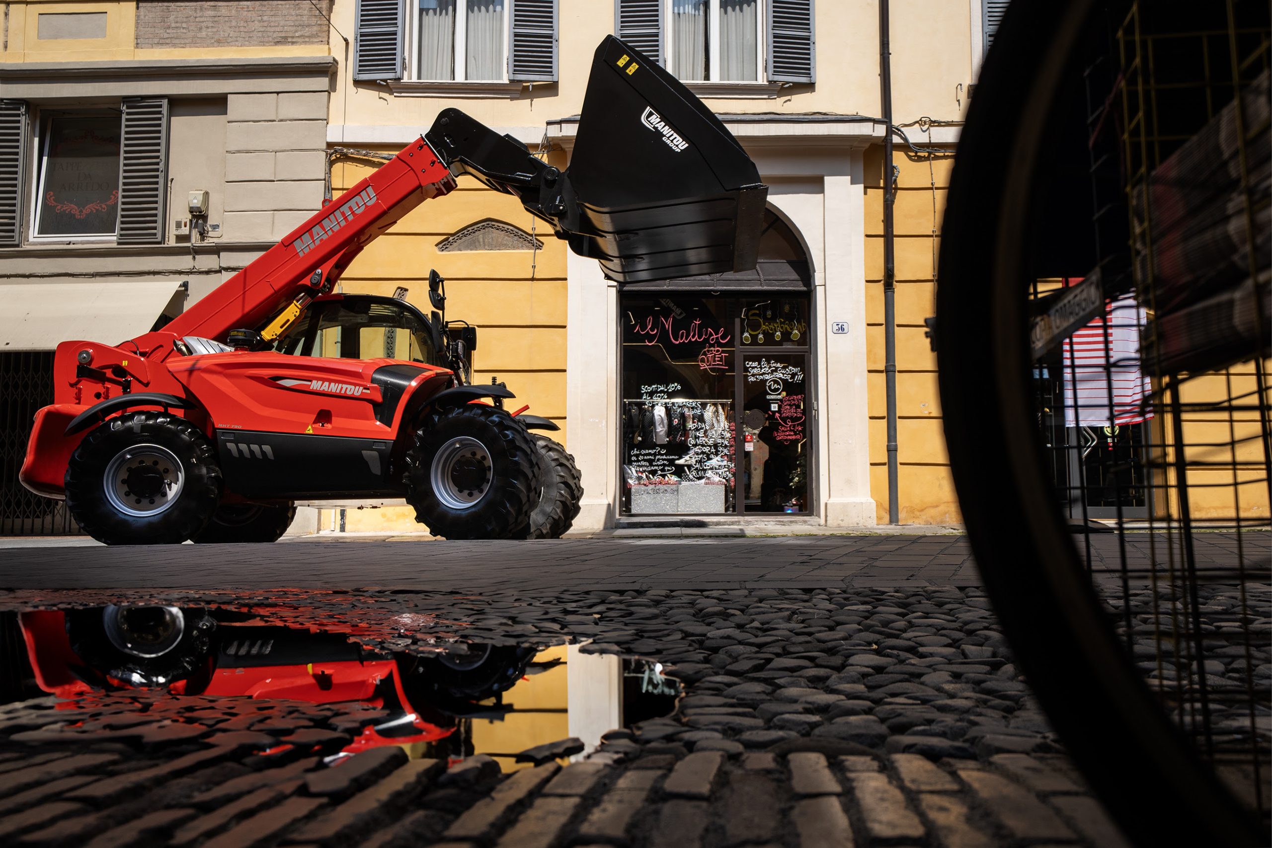 Un sollevatore telescopico Manitou equipaggiato con benna in mostra lungo Corso Canalchiaro in occasione del Motor Valley Fest di Modena.