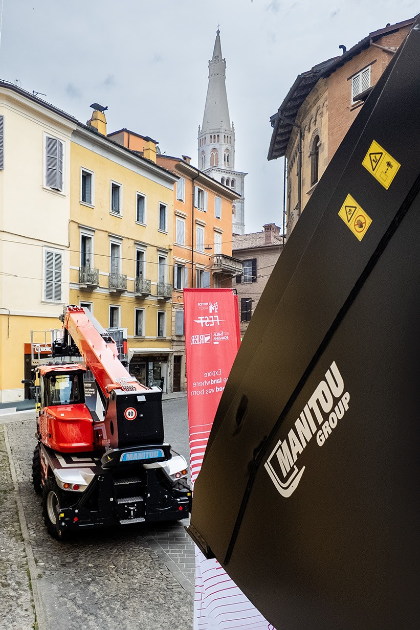 Il movimentatore telescopico ad alta capacità Manitou MHT 790 in esposizione in Corso Canalchiaro. Un perfetto esempio di tecnologia d'avanguardia che coniuga la potenza del sollevamento pesante con il design e l'innovazione della Motor Valley.