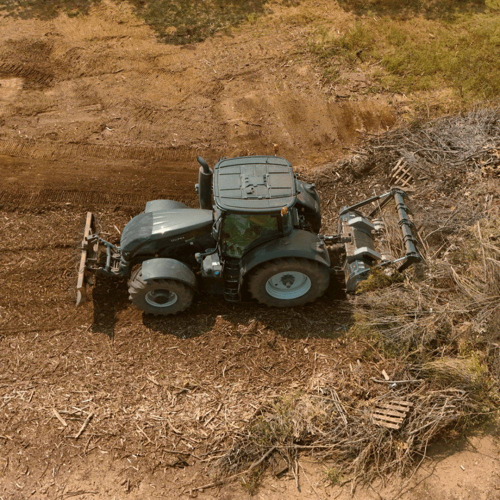 La trincia FAE UMM/S a rotore fisso in azione sui residui vegetali: una struttura robusta e performante capace di trinciare ramaglie e tronchi fino a 35 cm di diametro per una perfetta resa agronomica.