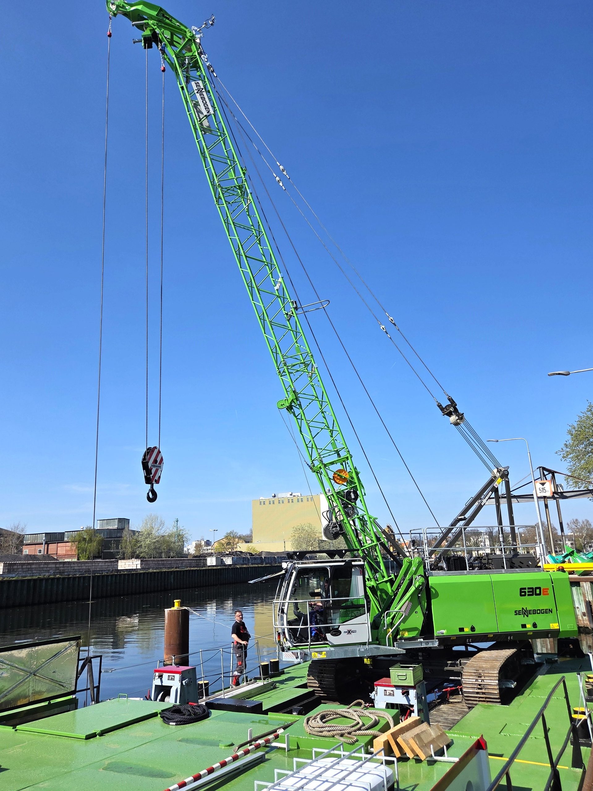 La gru a fune SENNEBOGEN 630 E montata su pontone, pronta per le operazioni di sollevamento e manutenzione idraulica per la WSA Spree-Havel.