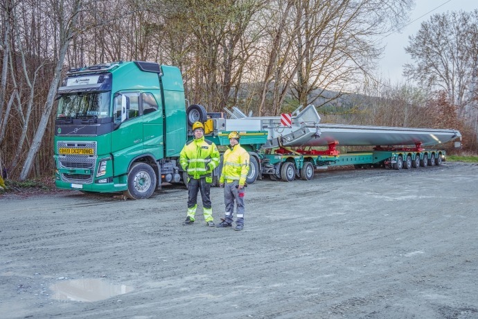 Gli operatori della ditta Schwandner accanto al semirimorchio ribassato MAX Trailer MAX810 carico, in sosta prima di completare il trasporto eccezionale verso il cantiere eolico.