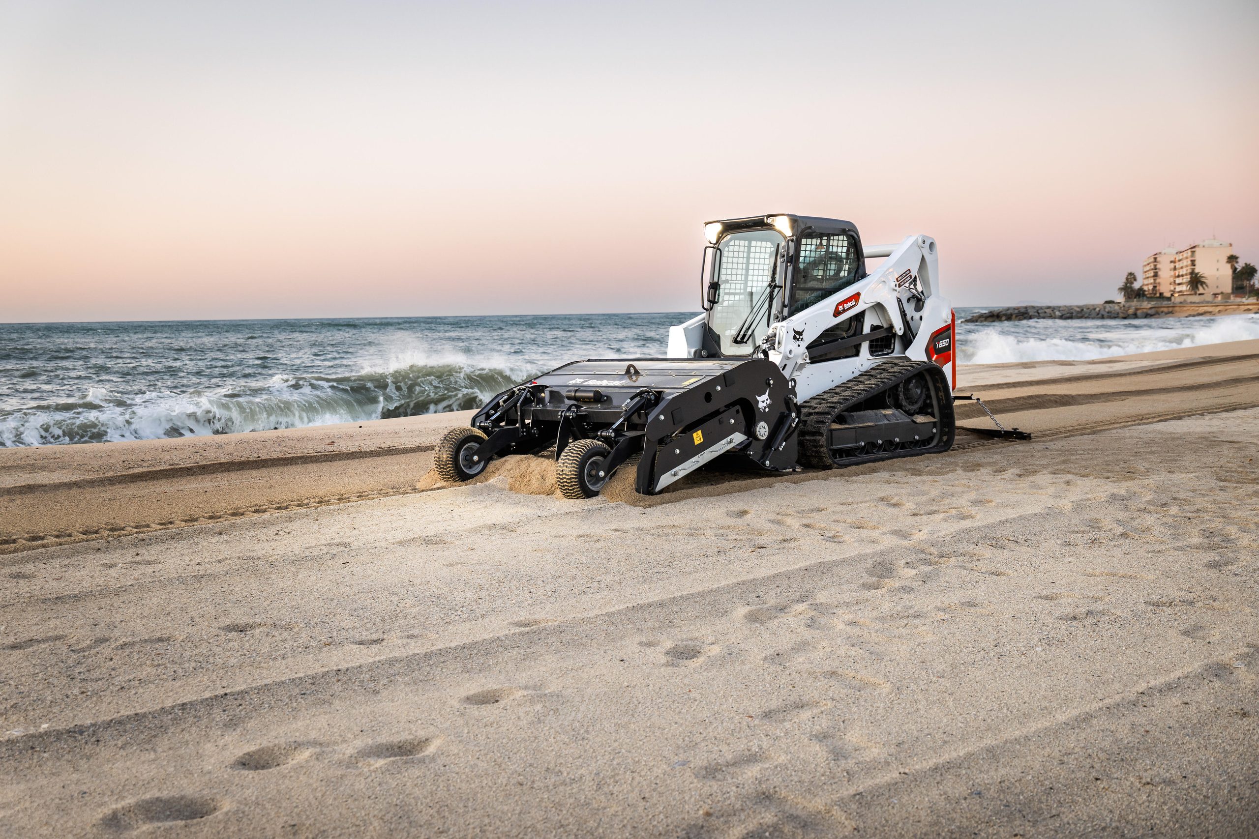 Bobcat T650 in azione: il sistema di aggancio Bob-Tach e l'impianto idraulico permettono l'uso agevole di accessori dedicati anche sui terreni più impegnativi.