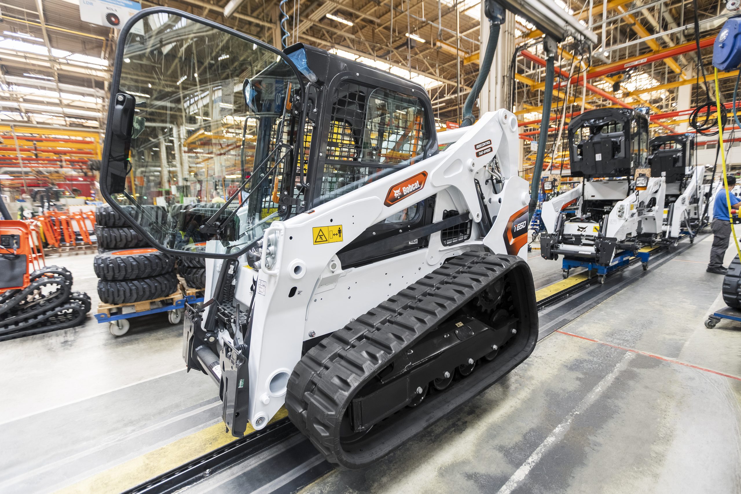 Fase di assemblaggio della Bobcat T650: il modello unisce la piattaforma M-Series al nuovo motore Stage V.