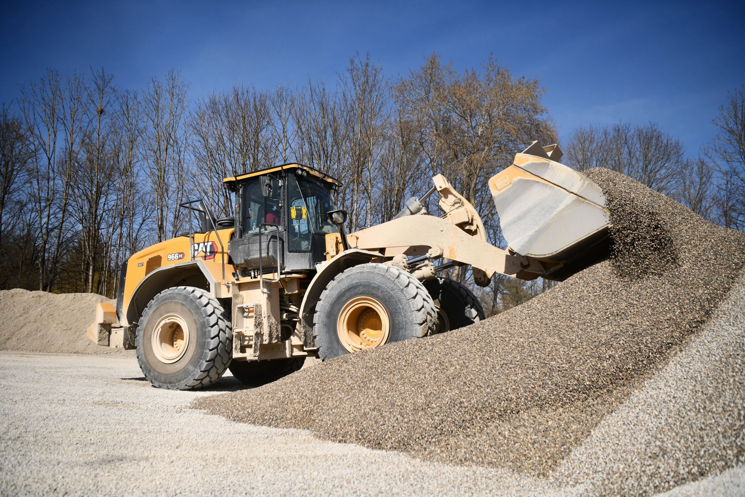 La Caterpillar 966XE è la diretta concorrente della 1021G+ X-Drive