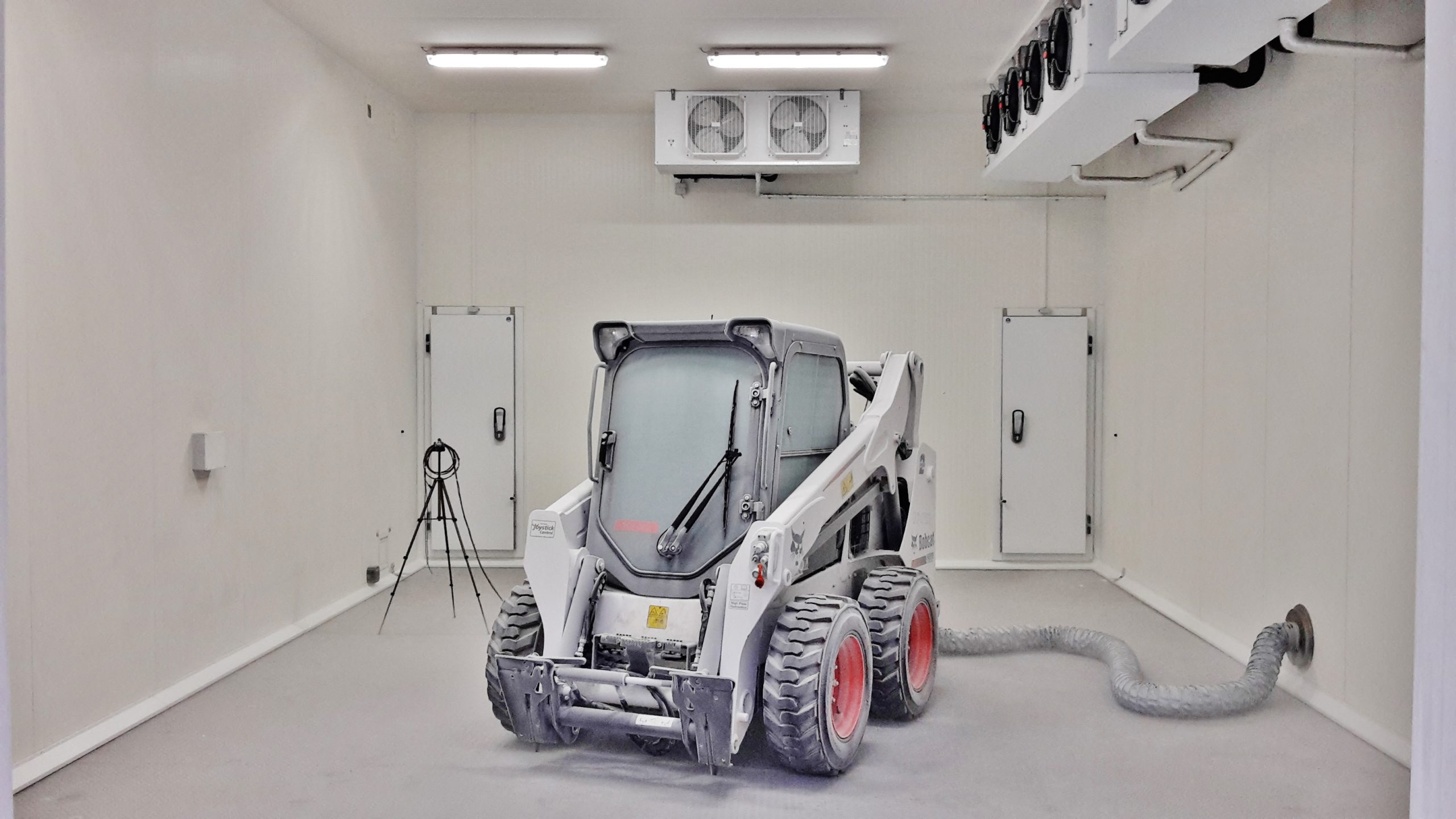 Rigorosi collaudi in camera climatica: nell'Innovation Center BOBCAT di Dobříš le macchine vengono sottoposte a test estremi per garantire la massima affidabilità dei componenti anche nelle condizioni ambientali più severe.