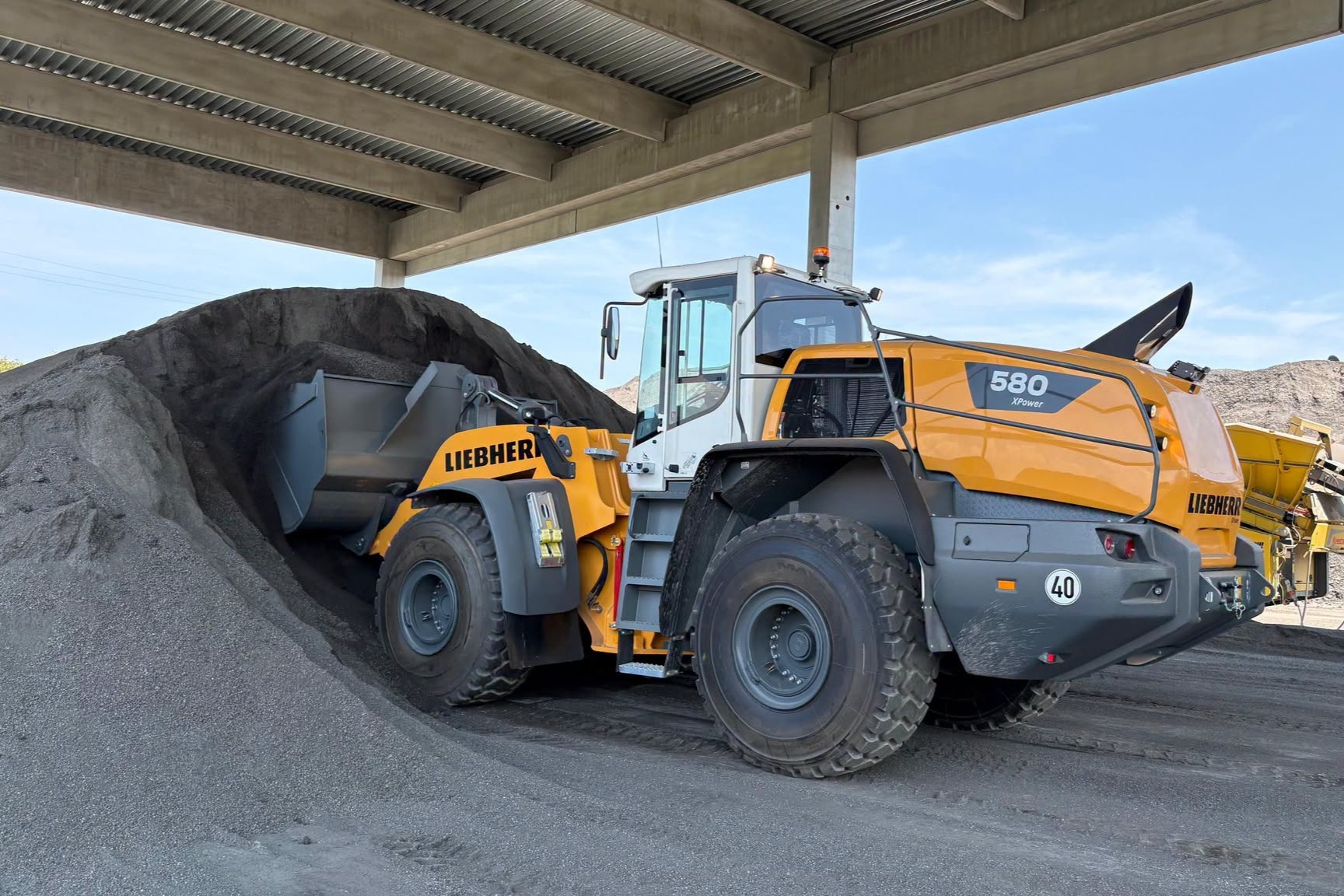 La Liebherr L580 XPower si pone in concorrenza con la CASE 1121G+ X-Drive