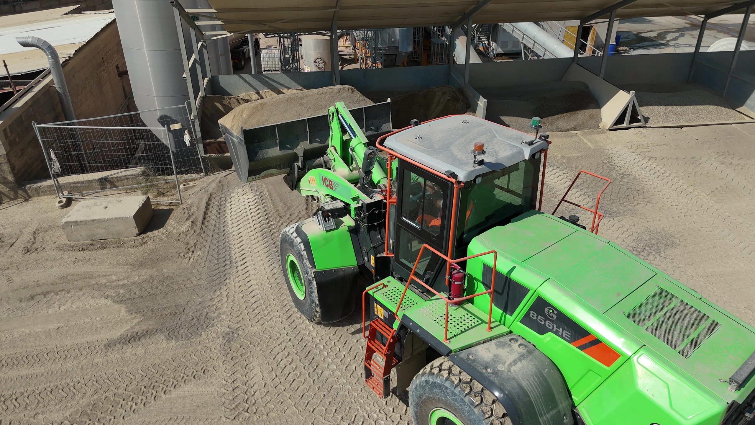 La Liugong 856HE ha un peso operativo di 21.000 kg