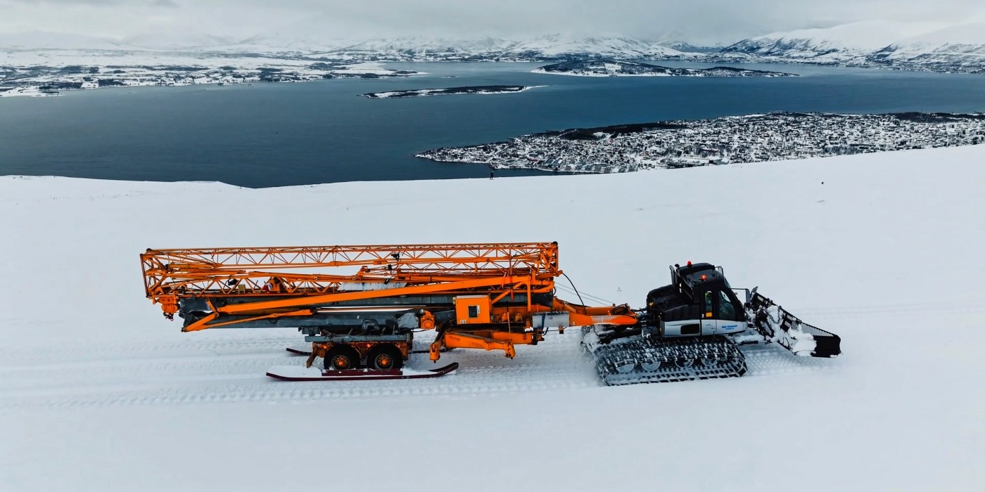 La gru automontante Potain in salita a 421 metri di altitudine per la costruzione del nuovo ristorante Fjellheisen sopra Tromsø.