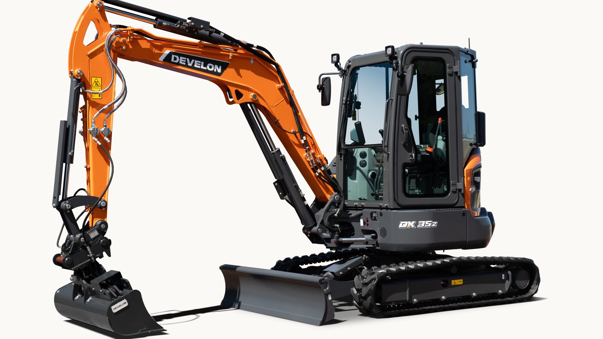 Develon DX35Z-7 Stage V: architettura compatta ideale per spazi ristretti, geometria del braccio ottimizzata e nuova cabina ergonomica ad alta visibilità.