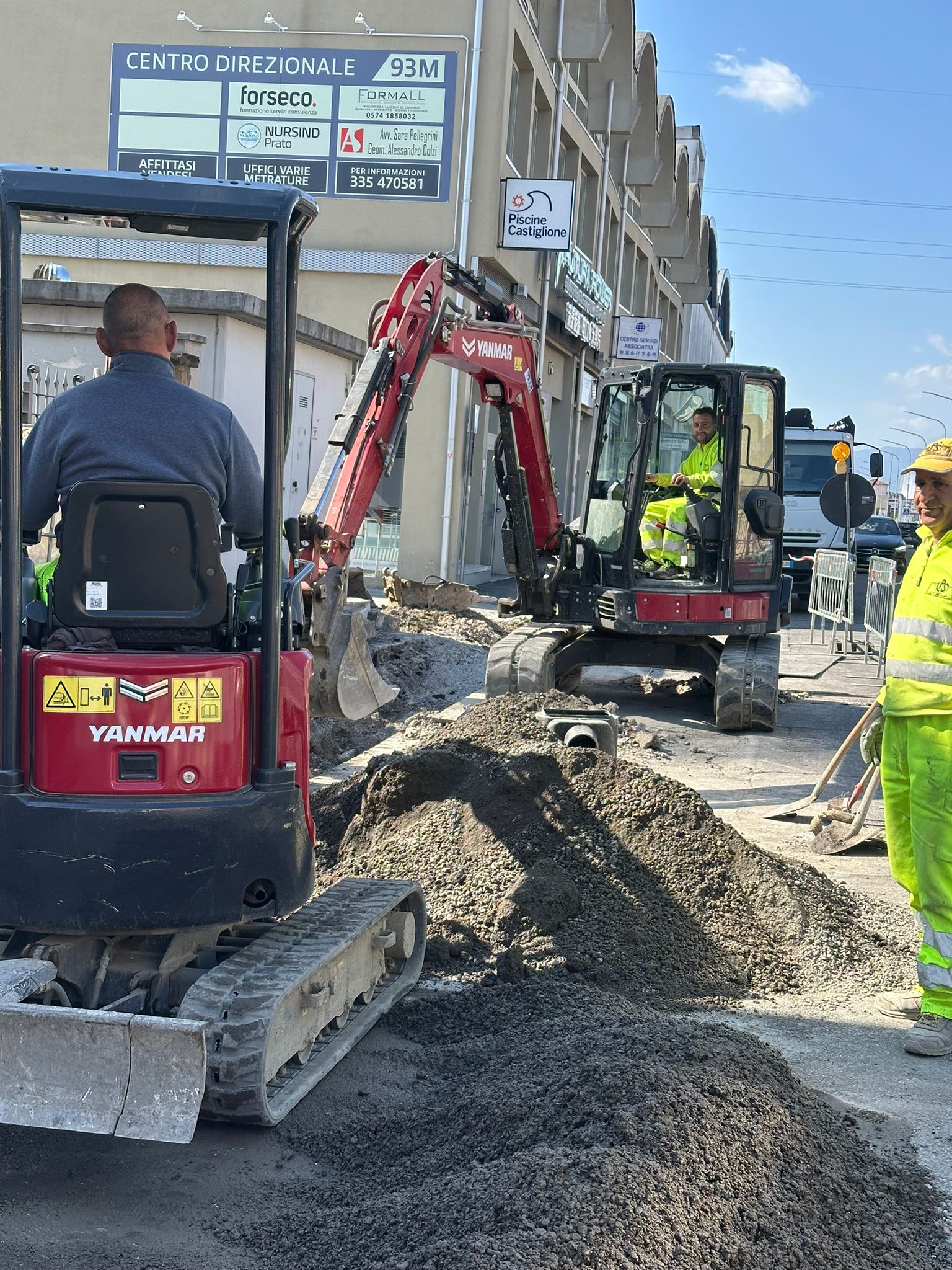 Gli escavatori compatti YANMAR di Prato Scavi impegnati nei lavori di riqualificazione urbana e viabilità nel centro cittadino.