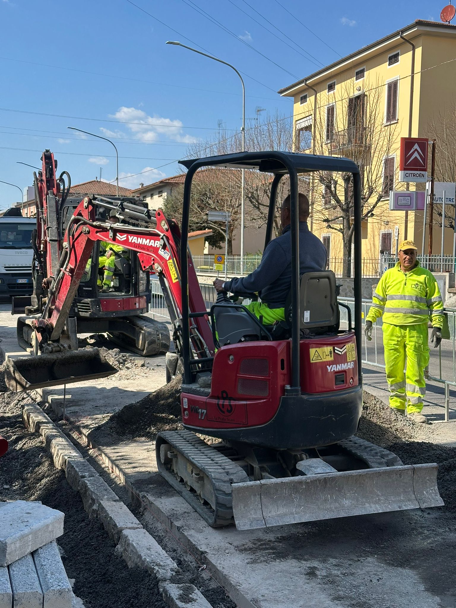 Il miniescavatore compatto YANMAR ViO17 di Prato Scavi in azione per la realizzazione di nuovi percorsi pedonali nel centro storico.