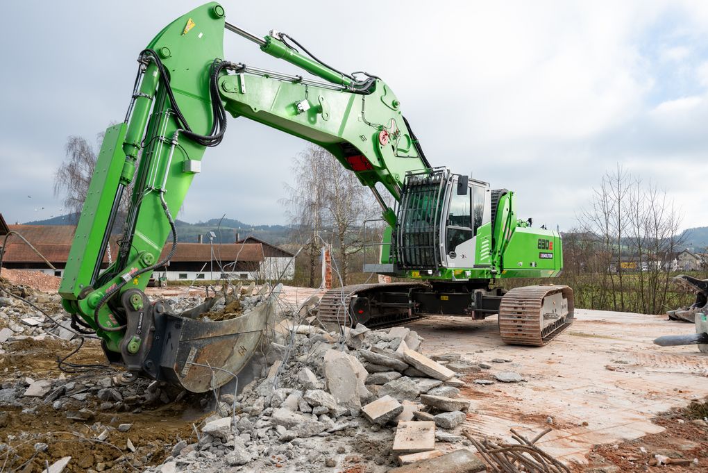 L'escavatore SENNEBOGEN 830 E Demolition Vario Tool in configurazione da movimento terra durante le operazioni di sgombero macerie.
