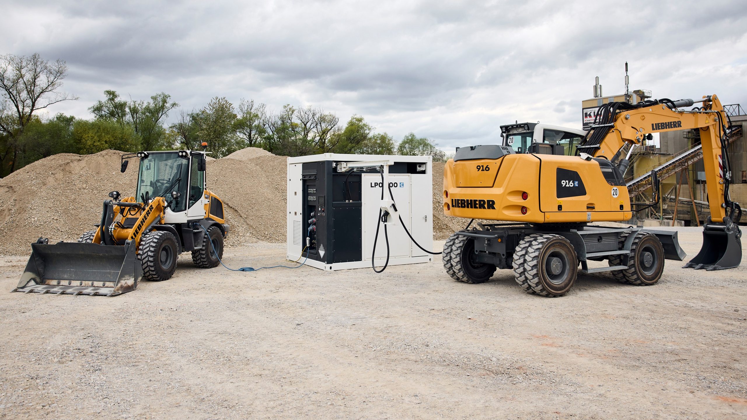 Il sistema di accumulo dell'energia a batteria Liduro Power Port 600 consente di ricaricare macchine ibride e completamente elettriche in località remote, dove l'alimentazione da rete è limitata o assente.