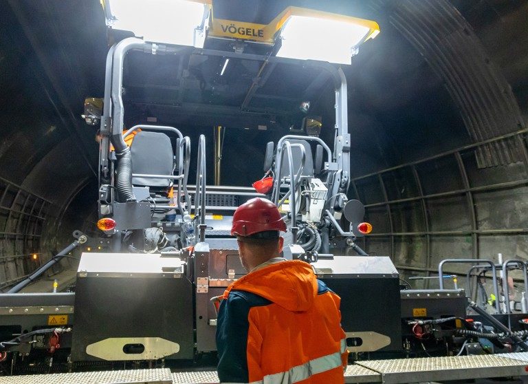 Pacchetto luci Plus: i LED integrati illuminano omogeneamente l’area di lavoro fino a 10 m di larghezza e fino a 4 m dietro al banco di stesa.